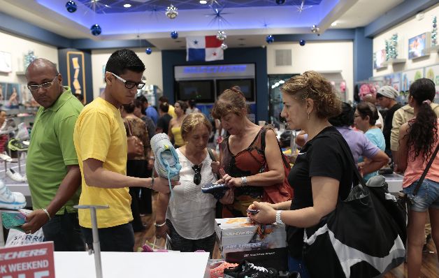 Turistas de diferentes partes del mundo se preparan para viajar a Panamá a realizar compras más económicas.  / Archivo