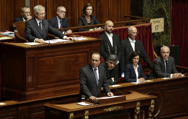 El presidente francés, François Hollande, habla en una sesión de ambas cámaras legislativas en París sobre su propuesta multinacional y militar. / EFE