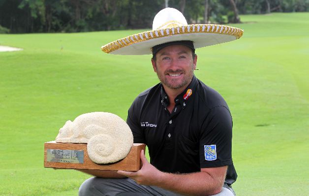 El norirlandés  posa con el trofeo que conquistó ayer. 