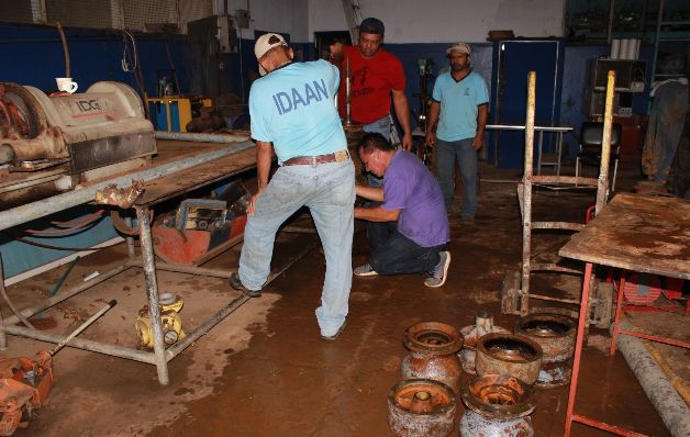 Cuadrillas del Idaan trabajan para reanudar el suministro de agua.  / José Adames