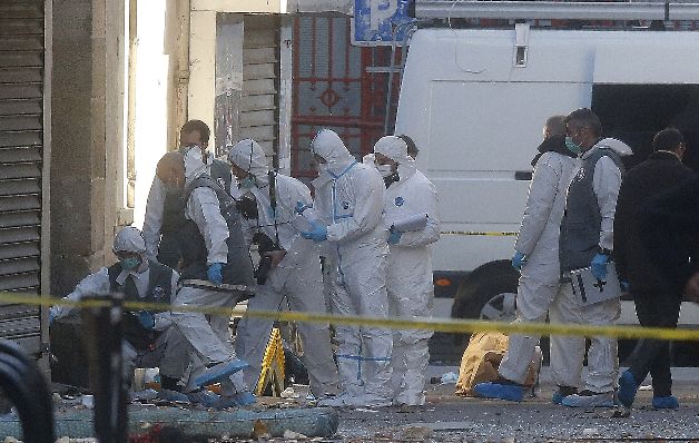 Expertos forenses examinan la escena en Saint Denis, cerca de París.