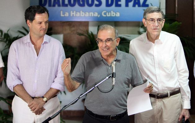 El jefe de la delegación de paz del Gobierno colombiano, Humberto de la Calle (centro). / EFE