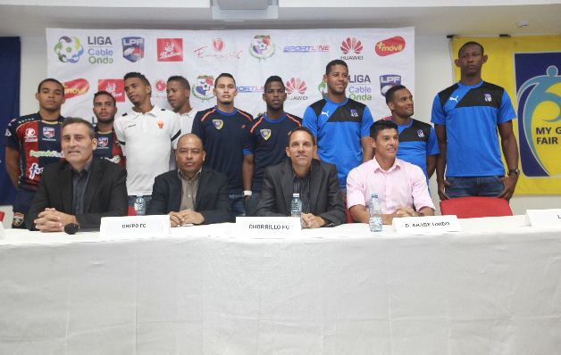 Técnicos y jugadores reunidos en la conferencia de prensa. / Anayansi Gamez