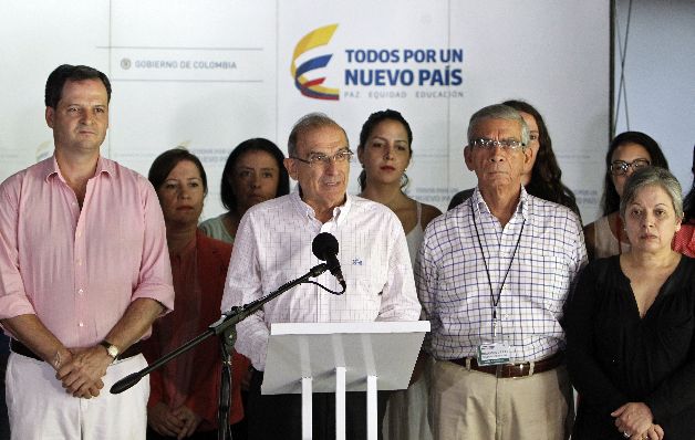 El jefe de la delegación de paz del Gobierno, Humberto de la Calle (centro), leyó un comunicado. / EFE