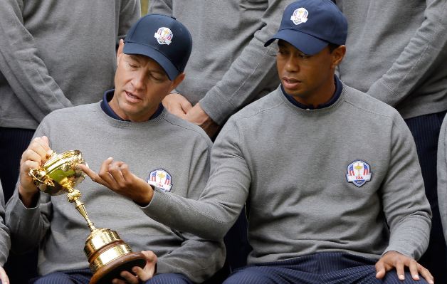 Tiger Woods, junto al capitán de Estados Unidos, Davis Love III.  / Archivo