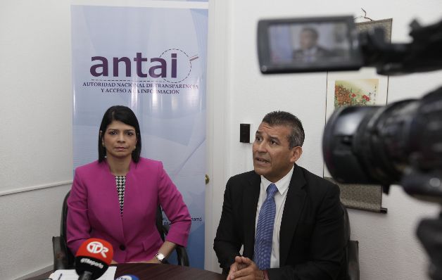 El abogado Sídney Sittón se presentó ante la secretaria de la Antai, con la que sostuvo una reunión de una hora. / Víctor Arosemena