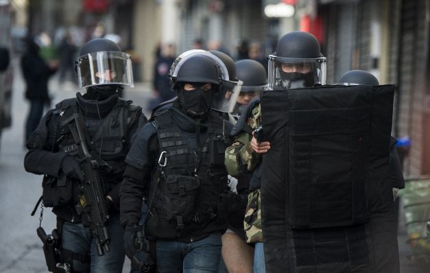 La policía francesa se tomó las calles el miércoles para buscar a más yidahistas involucrados en los atentados de hace una semana. 