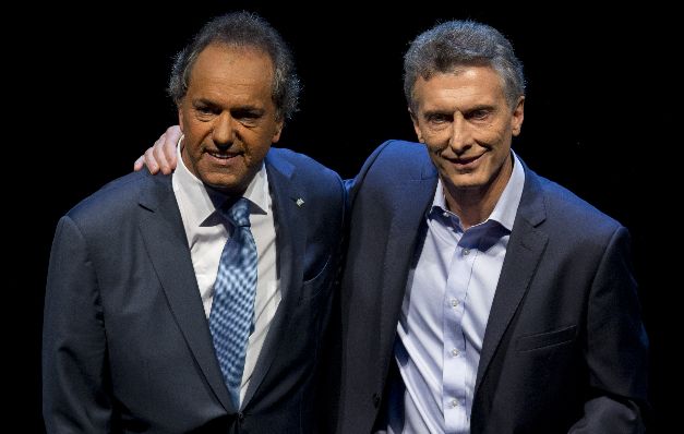Daniel Scioli y Mauricio Macre durante el último debate en Argentina.