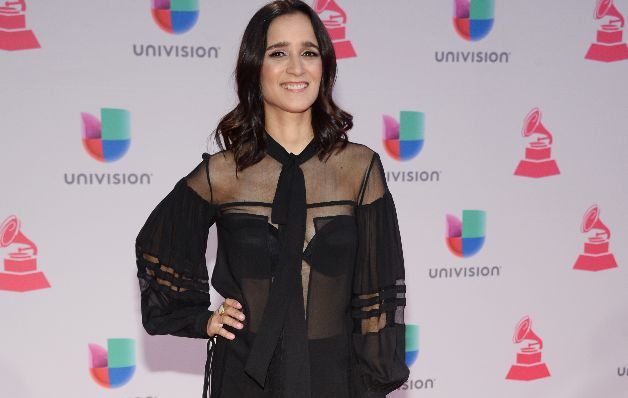 Julieta Venegas: Suele optar por atuendos sencillos y poco formales para ocasiones especiales, pero en esta ocasión lo que eligió no la hizo ver bien, sobre todo, habiendo mujeres alrededor que presumían sus vestidos largos. Eligió un pantalón negro a juego con una blusa transparente. Se notaba el 'top' o sostén, no le favoreció.