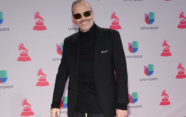 Miguel Bosé: Le gusta ser excéntrico, así que no es de sorprenderse que haya llegado a la gala con zapatos brillantes y un pantalón tipo ‘pants’.