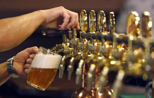 Gigantes beben éxito de cerveza artesanal en los Estados Unidos