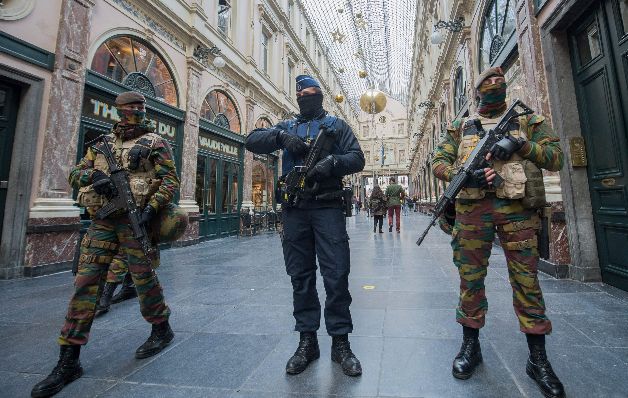 La policía patrulla las calles de Bruselas. 