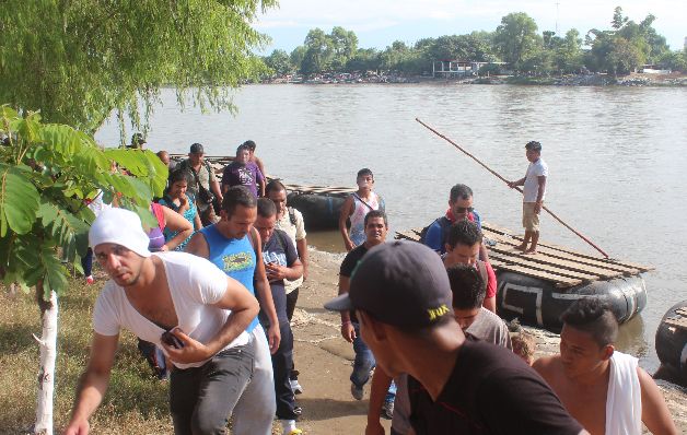 Decenas de migrantes cubanos cruzan el río Suchiate, en la frontera de México con Guatemala.  / EFE