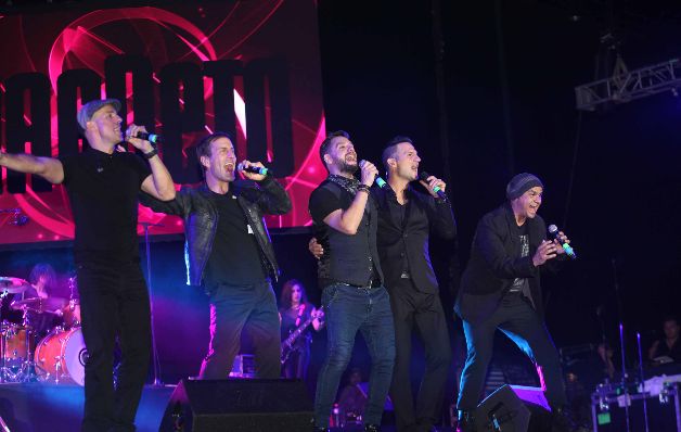 Magneto fue el primer grupo en salir al escenario. Arrancaron suspiros. / Marly Domínguez