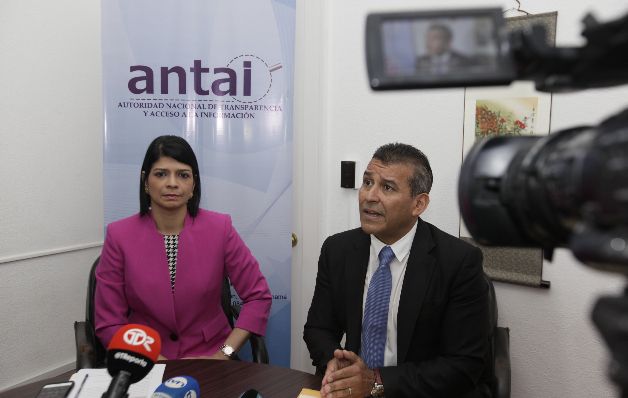 Además de la denuncia de doble nacionalidad, Sittón entregó también la del clan