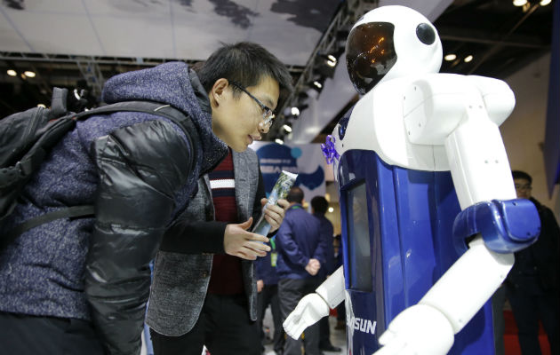 Robots preparan la comida, limpian casas, dan clases, escriben noticias, entre otros. Foto/EFE