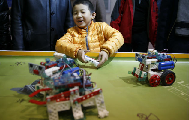Robots preparan la comida, limpian casas, dan clases, escriben noticias, entre otros. Foto/EFE