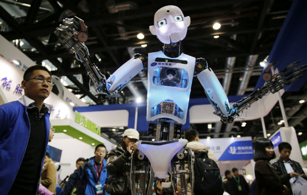Robots preparan la comida, limpian casas, dan clases, escriben noticias, entre otros. Foto/EFE
