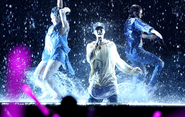  Justin Bieber cantó bajo el agua, una presentación que sorprendió. 