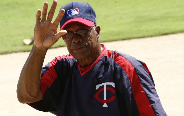 Rod Carew  hace unos años cuando dictó charlas a jóvenes panameños en el estadio que lleva su nombre.  / Archivo