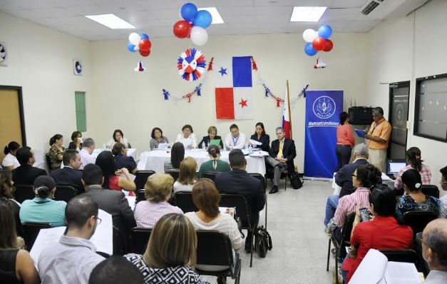 En el acto de homologación, los representantes de las empresas  aclararon dudas y realizaron sugerencias en torno al pliego de cargos.   / Cortesía CSS