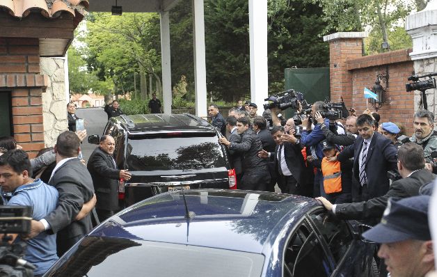 El presidente electo Mauricio Macri llega a Los Olivos.  / EFE