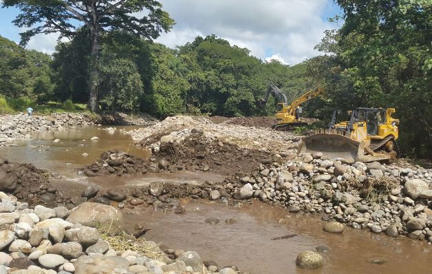 Durante la última creciente, las aguas del río dañaron la tubería de abastecimiento en varios puntos.  / José Vásquez