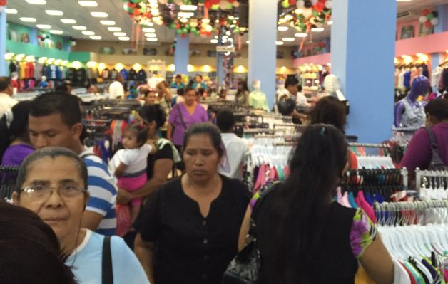 Clientes con gran expectativa por el Black Friday en Bocas