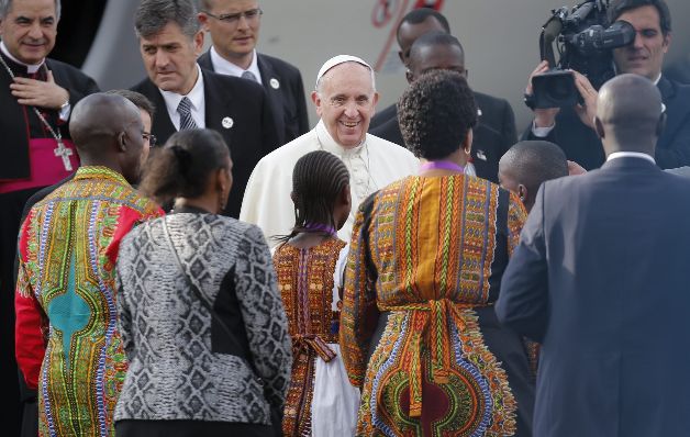 El papa Francisco, a su llegada al aeropuerto internacional Jomo Kenyatta de Nairobi, Kenia.  / EFE
