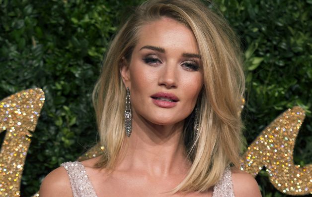 Rosie Huntington-Whiteley - Hacía gala una vez más de su elegancia y lucía escotazo. Vestido y pendientes en color plata. Y aunque no se llevó premio, la modelo acaparó todas las miradas.