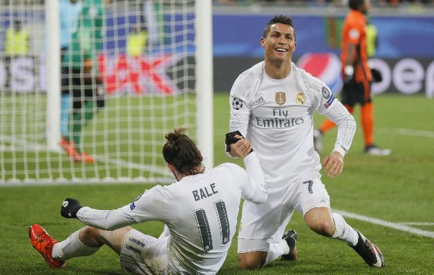 Cristiano Ronaldo celebra con Bale uno de los goles que marcó ayer ante el equipo ucraniano.  / EFE