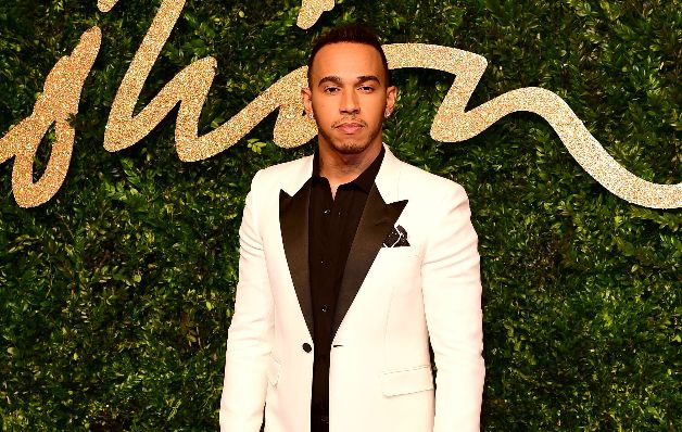 Lewis Hamilton - Con un conjunto de saco en color blanco y pantalón negro muy ceñido al cuerpo. Elegante y ‘sexy’ a la vez.