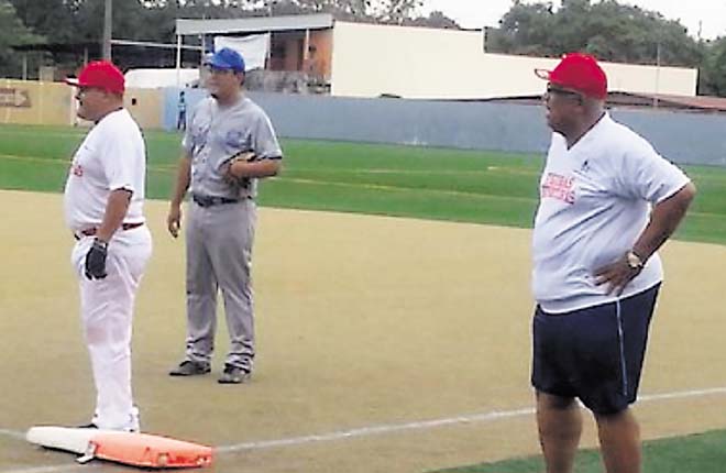 Monchi” Webster (dcha.) es un apasionado del béisbol.