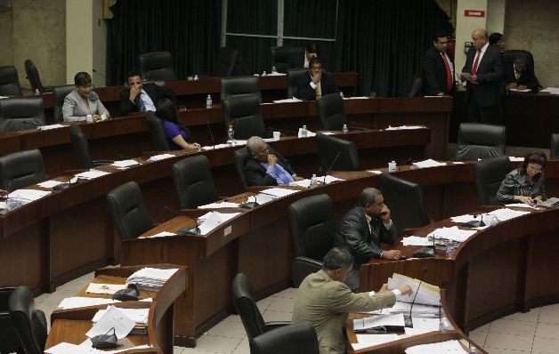 En este periodo hubo sesiones en las que solo se veía cerca de una decena de diputados principales, lo que habría incidido en la producción de leyes, muchas promovidas por el Órgano Ejecutivo, cuestionaron varios sectores. / Archivo