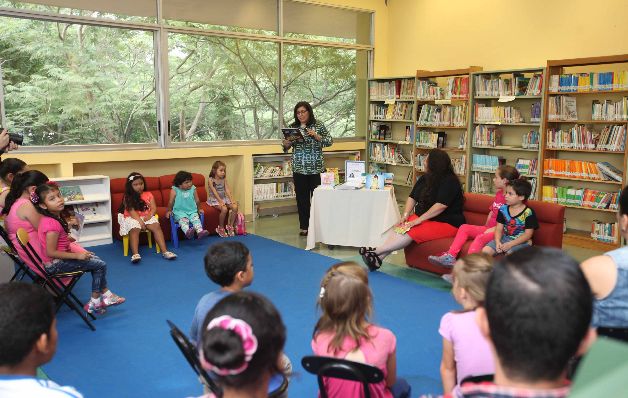 Briseida Bloise presenta a Liza Di Georgina a los entusiastas niños.