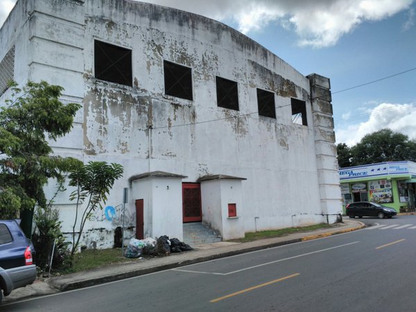 La fachada del gimnasio está deteriorada.