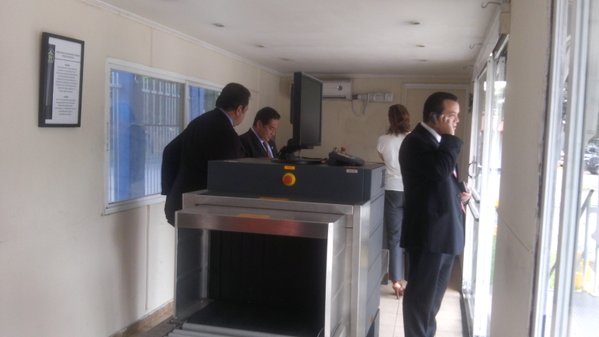 Otros miembros de la delegación de abogados esperan en la sala de guardia. Foto/Antonio Pérez
