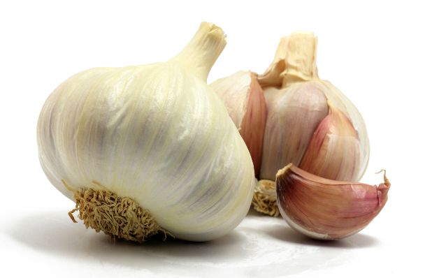 El ajo crudo tiene propiedades antisépticas, fungicidas, bactericidas y depurativas, debido a que contiene un compuesto llamado alicina, que actúa contra numerosos virus y bacterias, además de su poder antioxidante.