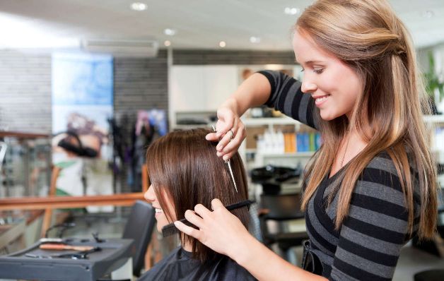 Los salones de belleza intensifican su trabajo para esta época. Los tintes y cortes son muy demandados. Los salones de belleza intensifican su trabajo para esta época. Los tintes y cortes son muy demandados.