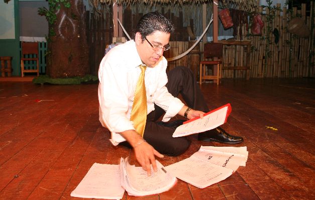 Félix Gómez revisa libretos. Lleno de trabajo, como le gusta. La foto es de 2010 cuando ensayaba