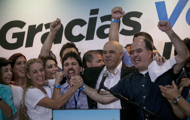 Los líderes de la Mesa de la Unidad Democrática celebran el triunfo electoral dando a conocer las medidas a seguir. 