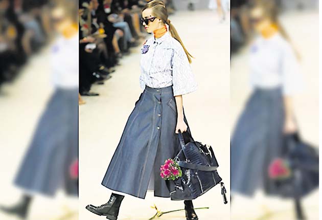Un diseño de Andre Tan durante la Semana de la Moda de Kiev.