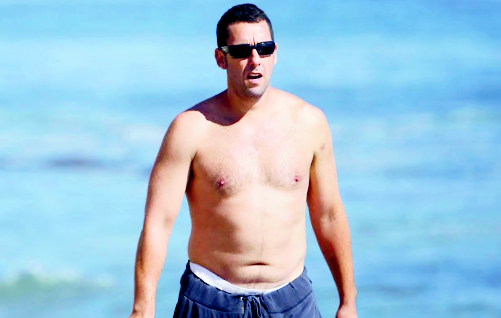 El reconocido actor Adam Sandler tiene la barriga 