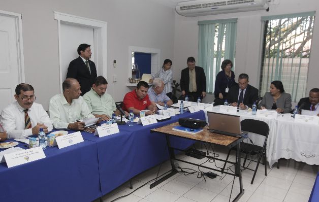 Trabajadores, empresarios y Ministerio de Trabajo han realizado varias reuniones para establecer un salario mínimo adecuado.   / Víctor Arosemena 