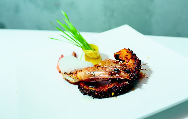 Langostinos cajun con pulpo al carbón y espuma de wasabi . / Aurelio Suira. Langostinos cajun con pulpo al carbón y espuma de wasabi . / Aurelio Suira.
