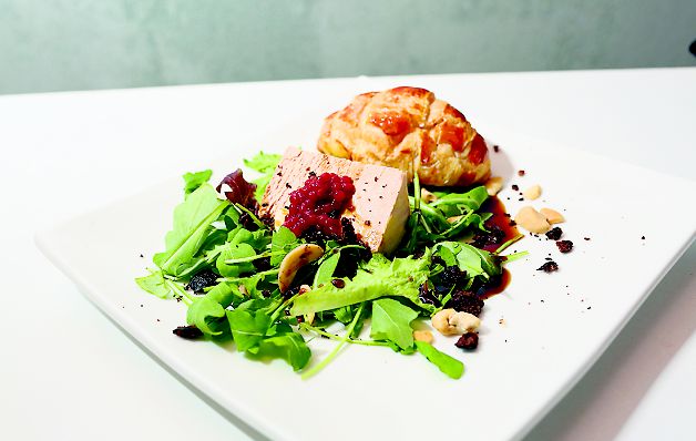 Foie Gras con caviar de frambuesa, croissant y mesclum . / Aurelio Suira. Foie Gras con caviar de frambuesa, croissant y mesclum . / Aurelio Suira.