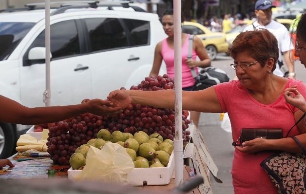 Algunos quioscos aprovechan para vender las frutas. / Edwin González Algunos quioscos aprovechan para vender las frutas. / Edwin González