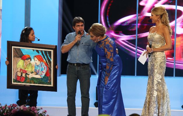 Mayín fue homenajeada por la gran labor que realiza en este concurso. Mayín fue homenajeada por la gran labor que realiza en este concurso.
