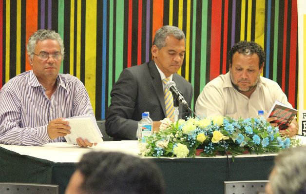 Rafael Ruiloba, Genaro Villalaz y Héctor Collado, directivos del Consejo de Escritores y Escritoras de Panamá. Faltan políticas públicas sobre el libro y la lectura