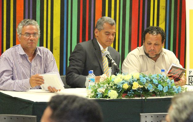 Rafael Ruiloba, Genaro Villalaz y Héctor Collado, directivos del Consejo de Escritores y Escritoras de Panamá. Faltan políticas públicas sobre el libro y la lectura